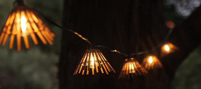 Guirlande en bois vue de nuit