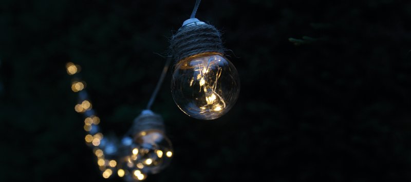 Guirlande solaire faite d'ampoules remplies de filaments lumineux