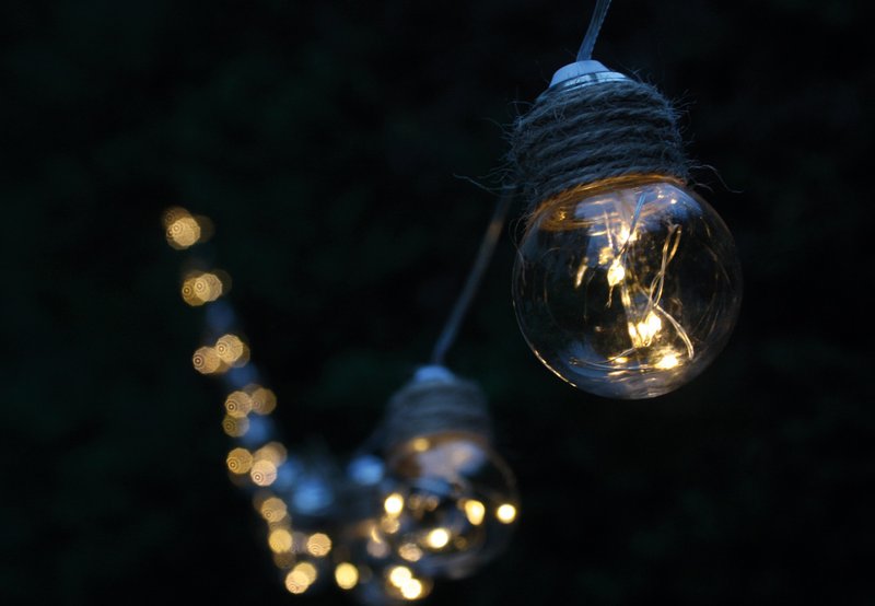 Guirlande solaire faite d'ampoules remplis de filaments lumineux