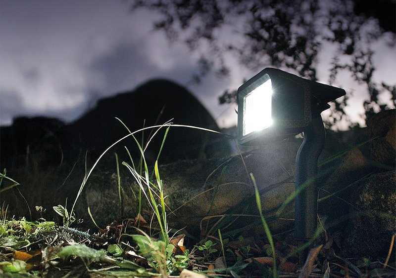 Un spot solaire vu de nuit