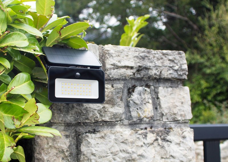 Applique vue de jour sur un mur en pierre