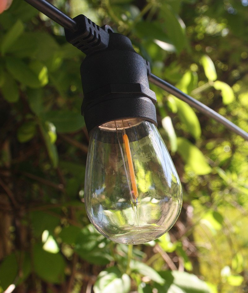 Ampoule d'une guirlande solaire vue de proche