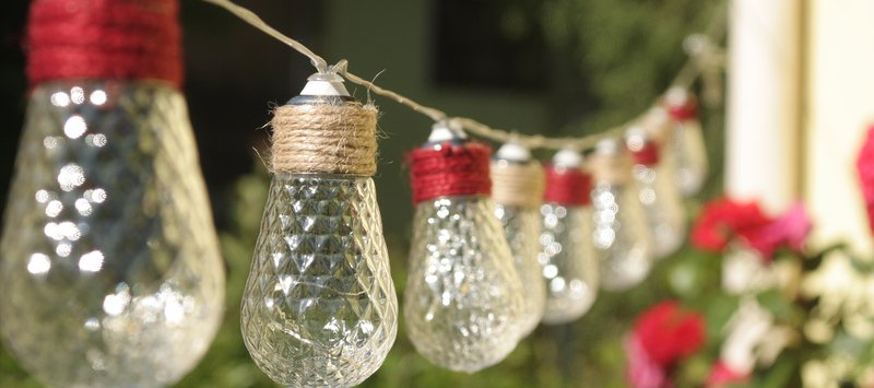 Guirlande solaire vue de jour avec le pas de visse des ampoules en cordelette et le verre taillé