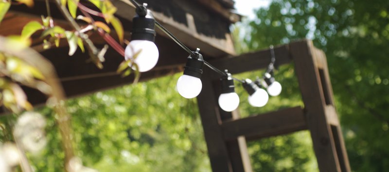 Guirlande solaire vue de jour avec des ampoules rondes