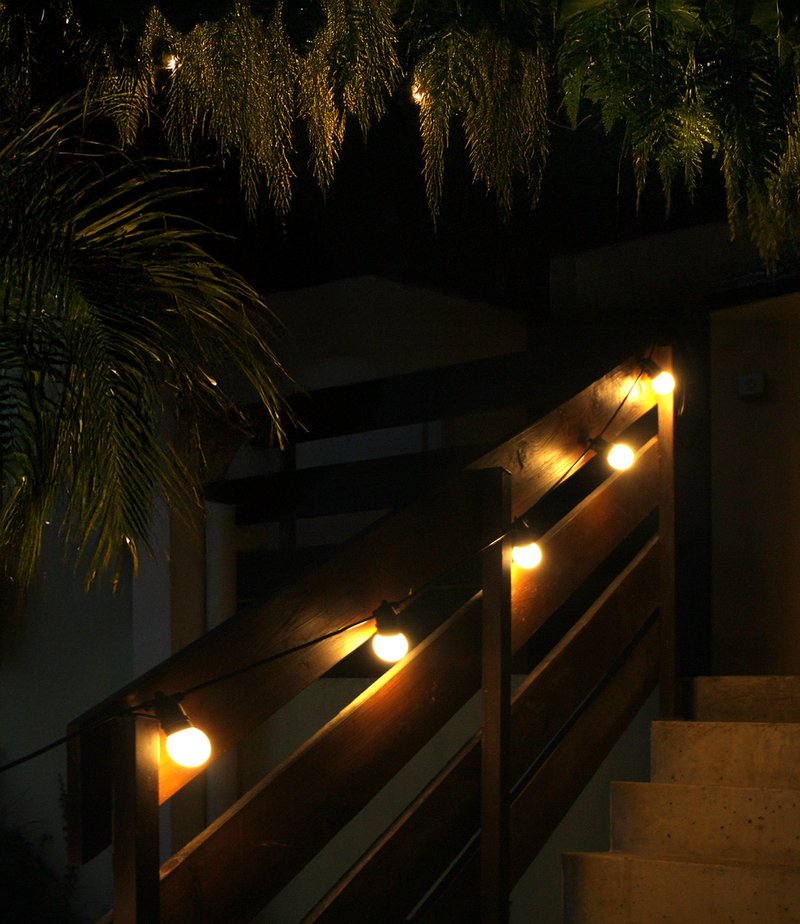 Guirlande solaire installée le long d'une barrière d'escalier extérieur