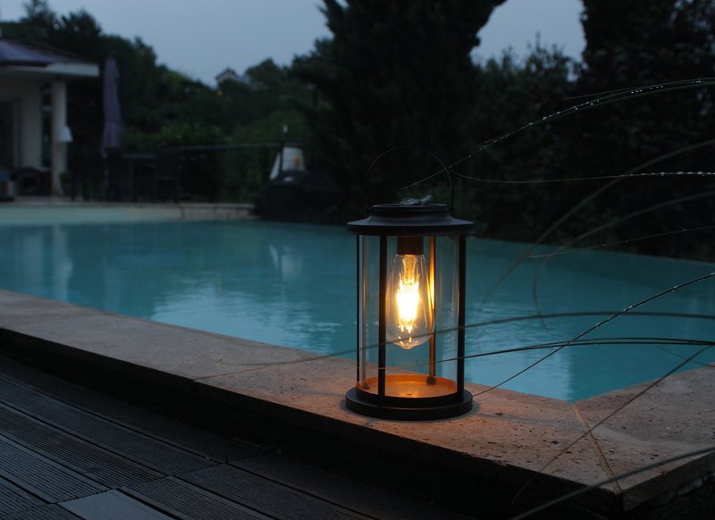 Lanterne solaire au bord d'une piscine