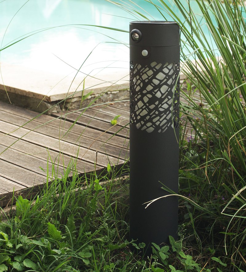 Une balise vue de jour à côté d'une piscine