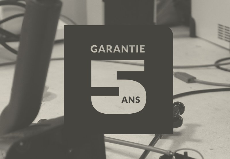 Logo garantie 5 ans sur fond de cable