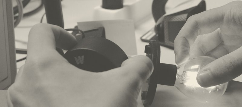 Des mains en train de manipuler une lampe de watt&Home