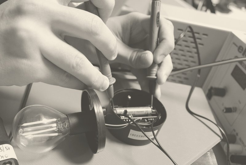 Mains en train de tester une lampe solaire