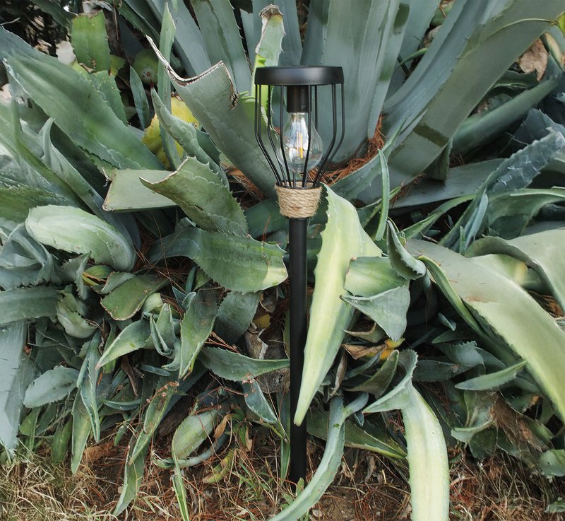 Lampe de jardin ayant une partie décorée avec de la corde naturelle