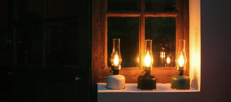 3 lampes solaires sur le bord d'une fenêtre