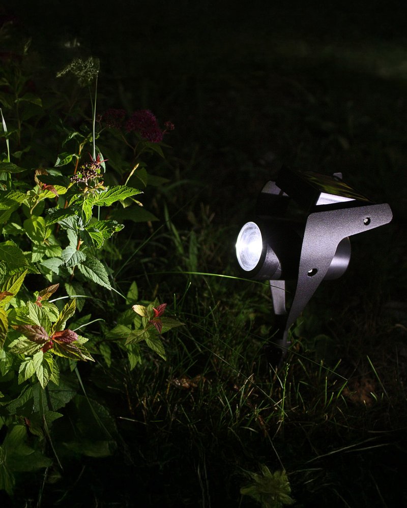 Un spot solaire vu de nuit dans la nature