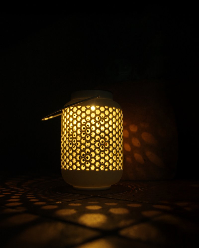 Lanterne en céramique qui génère des jolies lumières aux alentours