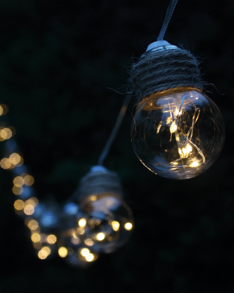 Guirlande solaire faite d'ampoules remplies de filaments lumineux