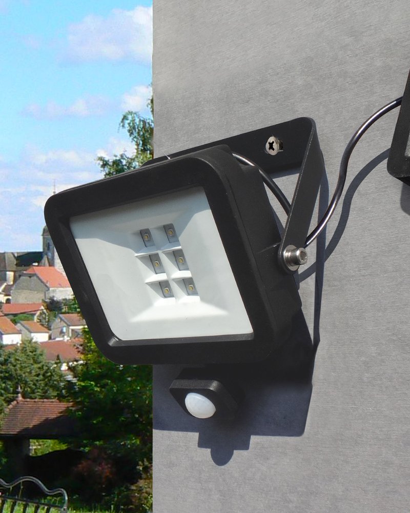 Applique solaire accrochée à une façade de maison vue de jour