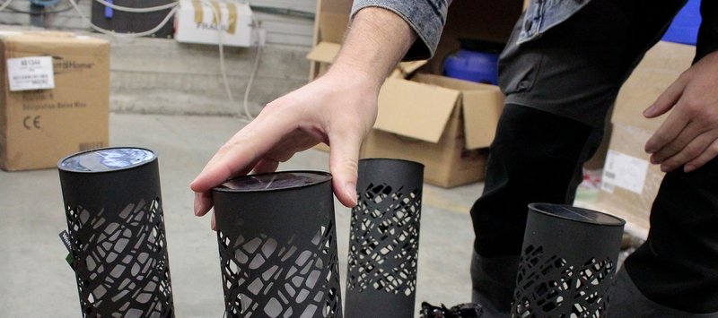 Mains d'un travailleurs en train de manipuler des lampes de Watt&Home